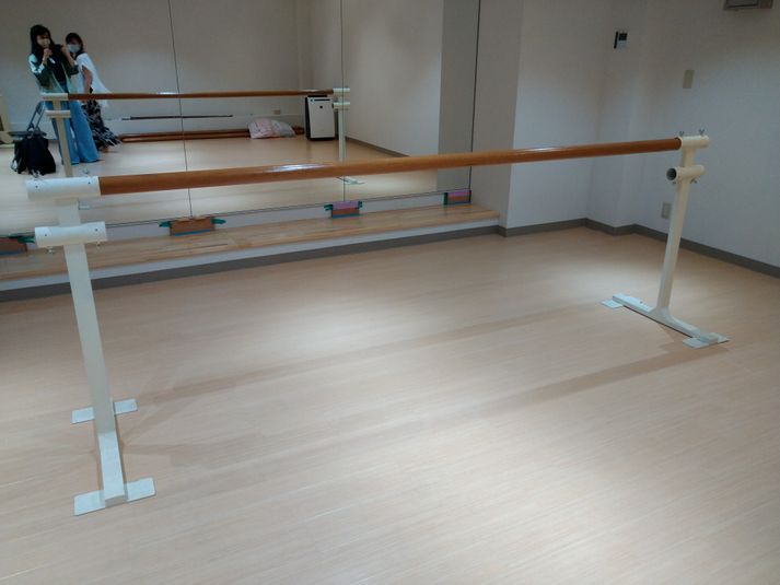 70㎡、鏡、バー、リノリウム、長机、椅子30脚、Wi-Fi完備 - DWM