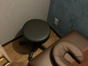 施術用椅子(稼働式) - minoriba_東大前駅東店 レンタルサロン  スペースＡの室内の写真