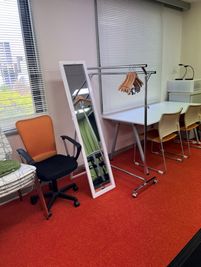 鏡やハンガー冷蔵庫も設置しております！ - SASUKE　SPACE　SHAREの室内の写真