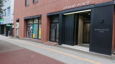 ファミリーマートさんを通り過ぎて、隣の茶色の建物です。 - SASUKE　SPACE　SHAREの外観の写真
