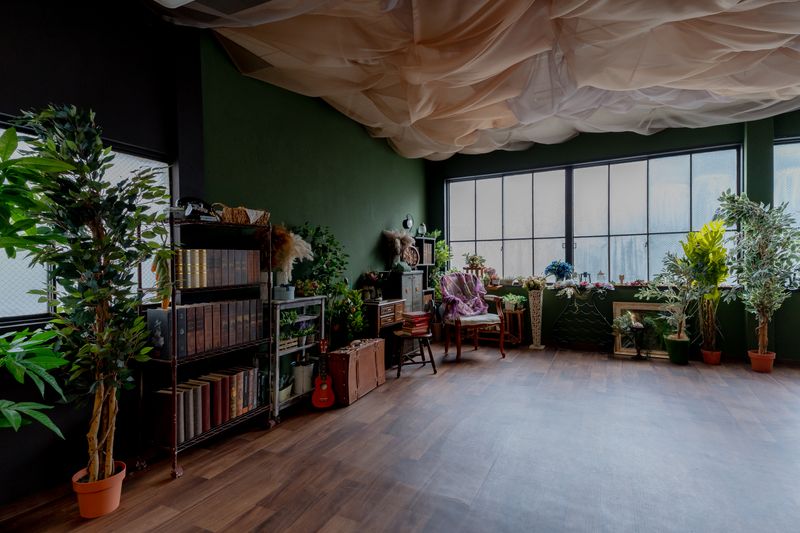 studio bibi《concept room》 【撮影スタジオ】大きな窓と4種類の壁、豪華小道具を無料使用の室内の写真