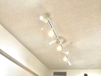 新大阪駅の東口10秒のレンタルスペース/会議室【SS新大阪】 無料WiFi・備品全無料貸出の多目的室・ルーム618の室内の写真