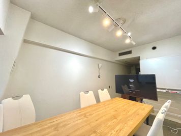 新大阪駅の東出口１０秒のレンタルスペース/会議室【SS新大阪】 無料WiFi・備品全無料貸出の多目的室・ルーム618の室内の写真