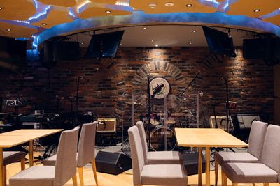 ホール内後方からステージに向かって - Dining & Music BAR 音STAGE 音響・照明付きレンタルスペースの室内の写真