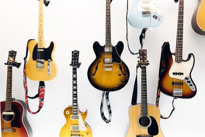 お客様貸出用ギター(Gibson/Fender/Martinなど有名ブランド揃えてます) - Dining & Music BAR 音STAGE 音響・照明付きレンタルスペースの室内の写真