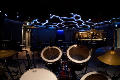 ステージ後方(ドラムセット)からホール後方に向かって - Dining & Music BAR 音STAGE 音響・照明付きレンタルスペースの室内の写真