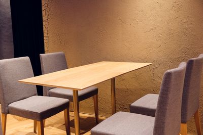 メインテーブル×2
椅子×4 - Dining & Music BAR 音STAGE 音響・照明付きレンタルスペースの室内の写真