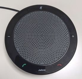 小型マイクスピーカー(Jabra) - RS（リモートスタジオ） リアル＆バーチャル対応オフィスルームの設備の写真