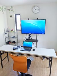 オンライン配信レイアウト - RS（リモートスタジオ） リアル＆バーチャル対応オフィスルームの室内の写真