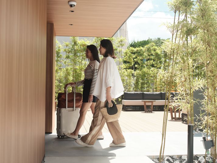 【ホテル1階】大型ソファやミニテーブルのあるオープンテラス - FAV HOTEL HIROSHIMA STADIUM