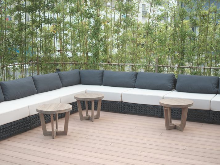 【ホテル1階】大型ソファやミニテーブルのあるオープンテラス - FAV HOTEL HIROSHIMA STADIUM