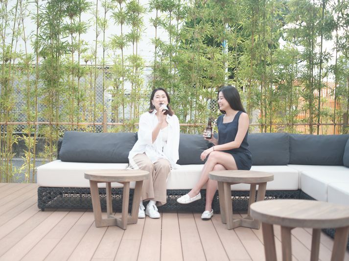 【ホテル1階】大型ソファやミニテーブルのあるオープンテラス - FAV HOTEL HIROSHIMA STADIUM