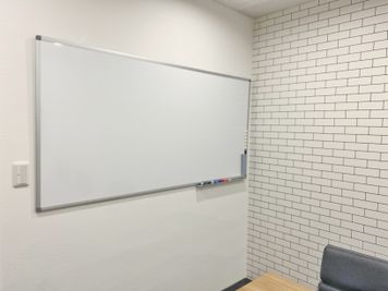 壁掛けホワイトボード - STAYUP湘南藤沢店 【６名会議室】Wi-Fi、ホワイトボード、大型モニター利用可能！の室内の写真