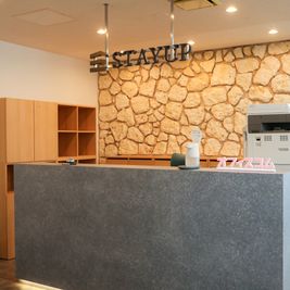 受付 - STAYUP湘南藤沢店 【６名会議室】Wi-Fi、ホワイトボード、大型モニター利用可能！の設備の写真