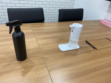 アルコールディスペンサーとアルコールボトル完備 - STAYUP湘南藤沢店 【６名会議室】Wi-Fi、ホワイトボード、大型モニター利用可能！の室内の写真