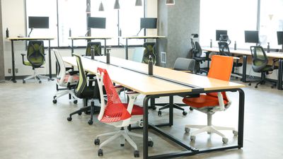 フリーアドレスで広々と作業できます - STAYUP湘南藤沢店 【６名会議室】Wi-Fi、ホワイトボード、大型モニター利用可能！のその他の写真