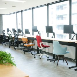昇降デスク、窓際席モニター常設 - STAYUP湘南藤沢店 【６名会議室】Wi-Fi、ホワイトボード、大型モニター利用可能！のその他の写真