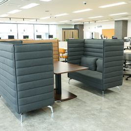 打ち合わせや商談でもお使いいただけるソファ席 - STAYUP湘南藤沢店 【６名会議室】Wi-Fi、ホワイトボード、大型モニター利用可能！のその他の写真