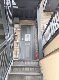 階段をあがって正面にRS（リモートスタジオ）の入り口があります。 - RS（リモートスタジオ） リアル＆バーチャル対応オフィスルームの入口の写真
