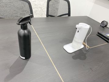 アルコールディスペンサー＆アルコールスプレーも常備！ - STAYUP湘南藤沢店 【８名会議室】Wi-Fi、ホワイトボード、大型モニター利用可能！の室内の写真