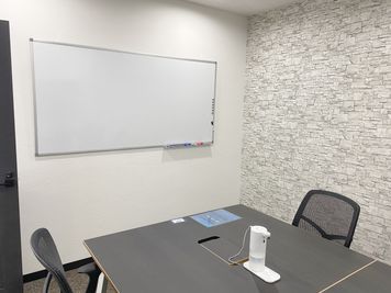 壁掛けホワイトボードもご利用頂けます。 - STAYUP湘南藤沢店 【８名会議室】Wi-Fi、ホワイトボード、大型モニター利用可能！の室内の写真