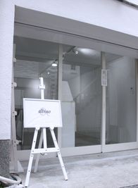 rental gallery space albino 多用途対応のレンタルスペースの入口の写真