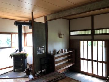 薪ストーブがある玄関ホール - 鎌倉古民家スタジオ 縁樹庵 竹林・庭つき古民家撮影ハウススタジオの室内の写真