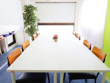 【ライト会議室】 広くてコスパ良★新宿★好立地♪明るく綺麗な多目的会議室の室内の写真