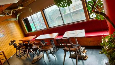 窓側ソファー席
上空よりプテラノドンが見守ってくれます - 「世界食堂」-レストランが提供する多目的スペース- フロアスペースの室内の写真