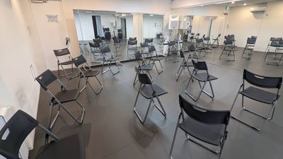 椅子を30脚並べたイメージとなります。 - スタジオ五軒町 『鏡張り』の多目的に利用できる『防音』スタジオ/スタジオ五軒町の室内の写真