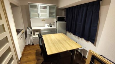 ダイニングの照明は明るいです！
キッチンが小さいため、まな板や追加の IH クッキングヒーターはカップボードやテーブルに置いてご利用ください - Space Channel 7 SC7 402 号室 / パーティー・おうちデート！・禁煙・清潔の室内の写真