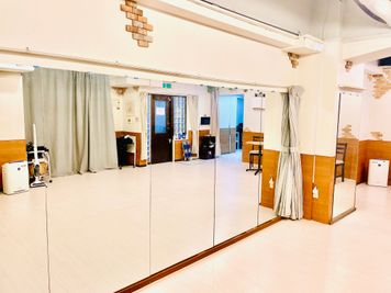 壁に鏡が全面に備え付けられてますので、ダンスなどの使用にピッタリ！ - A.R.P studio ダンス　ヨガ　スタジオ　舞台稽古場の室内の写真