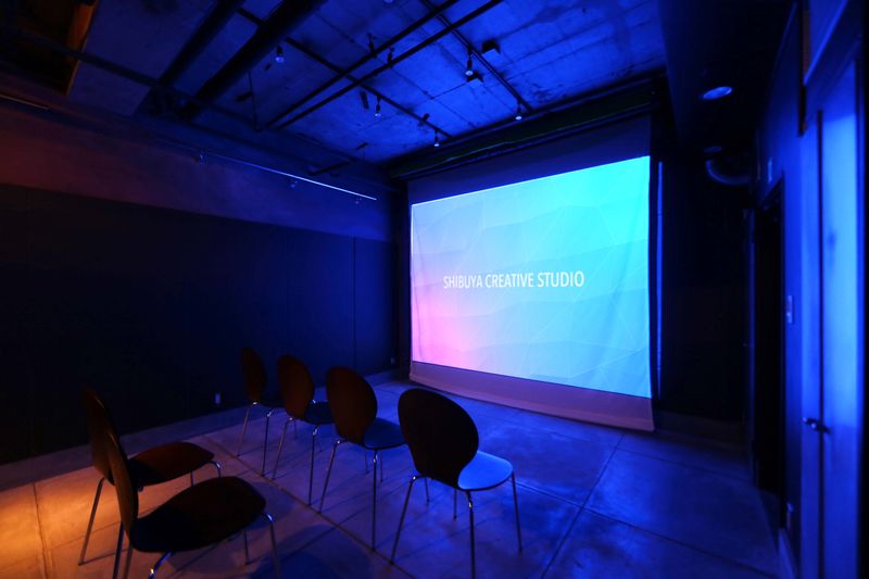 プロジェクターや65インチモニターで、上映会やゲームなどグループの集まりなどに。 - 渋谷クリエイティブスタジオ STUDIOの室内の写真