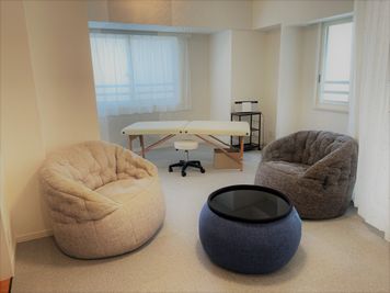 ソファーを広めに - レンタルスペースMU(むう） レンタルサロン、大きな姿見コスプレのお着換えの場の室内の写真