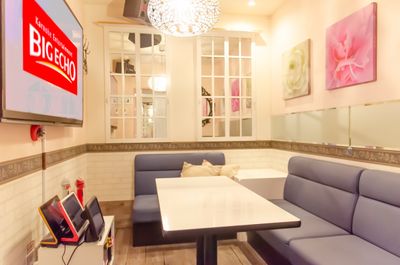 カラオケビッグエコー　品川港南口駅前店 《2～10名用》パーティルーム（ソフトドリンク飲み放題）の室内の写真