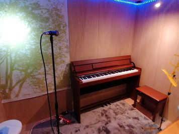電子ピアノはRoland DP-990 ピアノにかなり近い重めのタッチです midi出力可　 - ソフィア百花園 ソフィア百花園　割引の方【学生（18〜25歳）・女性・楽器練習】の室内の写真