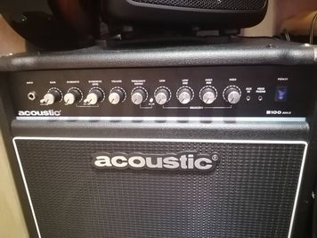 ベースアンプ　acoustic B100 MKⅡ　100W　野外ライブや数千人規模のコンサートホールで使う規格でベーシストさん狂喜の逸品 - ソフィア百花園 ソフィア百花園　割引の方【学生（18〜25歳）・女性・楽器練習】の室内の写真