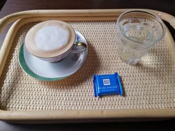 ワンドリンクサービス。食品衛生管理責任者取得。コーヒー/紅茶・アイス/ホット　エスプレッソマシンで淹れたカプチーノ　お選びいただけます。 - ソフィア百花園 ソフィア百花園　割引の方【学生（18〜25歳）・女性・楽器練習】の室内の写真