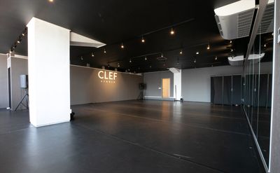 織物会館　2Fテナント　studioCLEF ダンススタジオの室内の写真