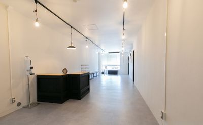 エントランスのみでスタジオとは別に30㎡程ございますので、憩いの場やテレワークなどにもご利用いただけます。 - 織物会館　2Fテナント　studioCLEF ダンススタジオ | レンタルスペースの設備の写真
