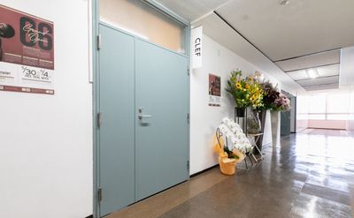 階段を上がった目の前の薄緑のドアが
当スタジオの入口になります。
左側が入口、右側にキーボックスがございます。 - 織物会館　2Fテナント　studioCLEF ダンススタジオ | レンタルスペースの入口の写真
