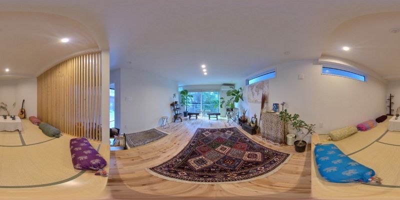 ペルシャ絨毯にアンティーク家具、天然の無垢の板、畳の部屋もあり、充実した空間になっています - better　half 多目的レンタルスペースの室内の写真