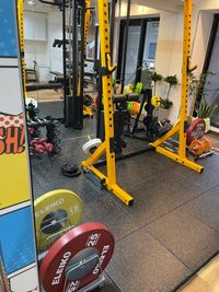 JR天満駅から徒歩1分！商店街にアーケード内にあり雨の日も安心。施術ベット２台あり ！ストレッチや整体にご利用下さい - 足を整え足から鍛える 　パーソナルジムstage
