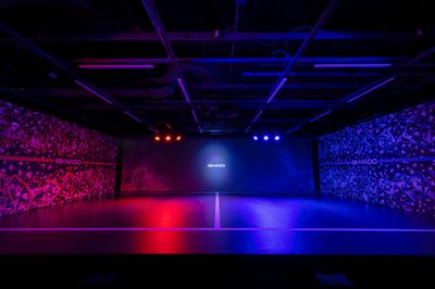 照明や音響の演出も可能（※有料オプション） - HADO ARENA お台場店 グランドステージの室内の写真