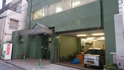 THビル2階Aルーム 多目的スペース（会議室、セミナールーム、ダンススタジオ）の入口の写真