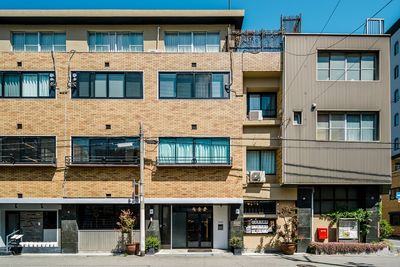 上本町駅すぐ、銭屋本舗本館3階にあります。ビル1階はカフェです。 - Blend Living 【Blend Living】シンプルなデザインの自然光スタジオの外観の写真