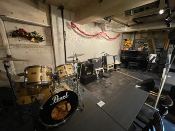 ドラム・アップライトピアノ・ギターアンプ・ベースアンプ・音響PA - HOTコロッケ 音楽機材付きピアノのあるレンタルスペースの室内の写真
