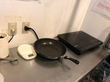 ecru/ナラーン カフェ、キッチンスペースの設備の写真