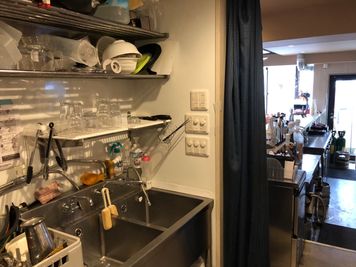 ecru/ナラーン カフェ、キッチンスペースの室内の写真