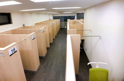 １つ１つが囲われているので周囲を気にせず集中できます。 - 自習室 KAKOI 巣鴨駅前店 指定席：24番（半個室ブース）の室内の写真